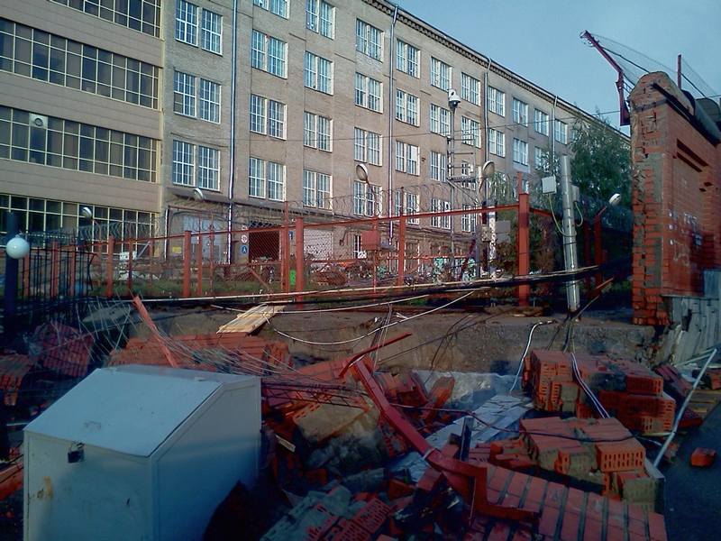 Последствия ливня: в Перми обрушилась часть кирпичной стены фабрики «Гознак»