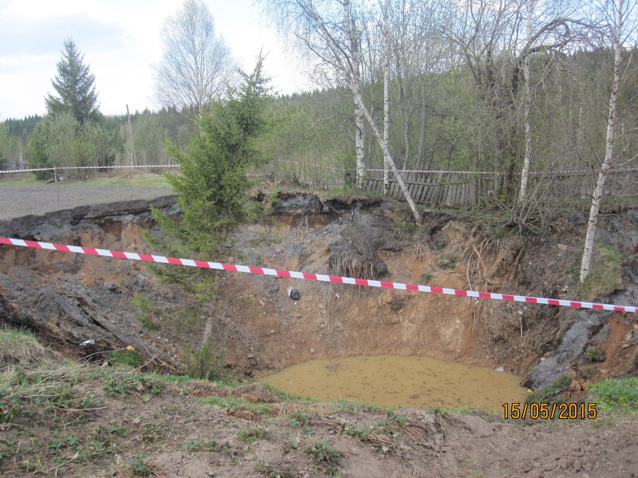 Новый провал грунта образовался в Пермском крае рядом с жилым домом