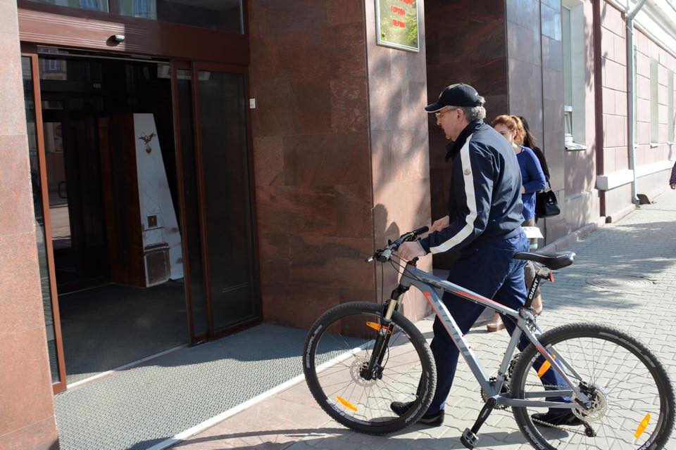 Глава Перми Игорь Сапко приехал на работу на велосипеде