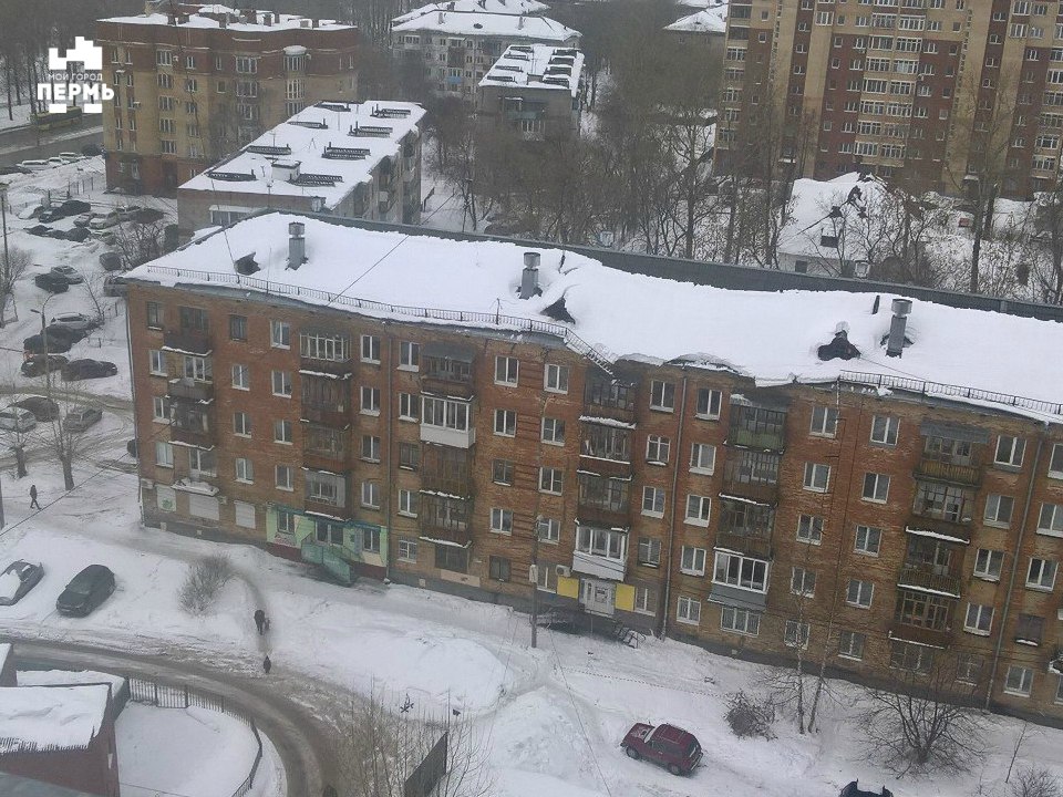 В Перми снег с крыш сошел с частью кровли