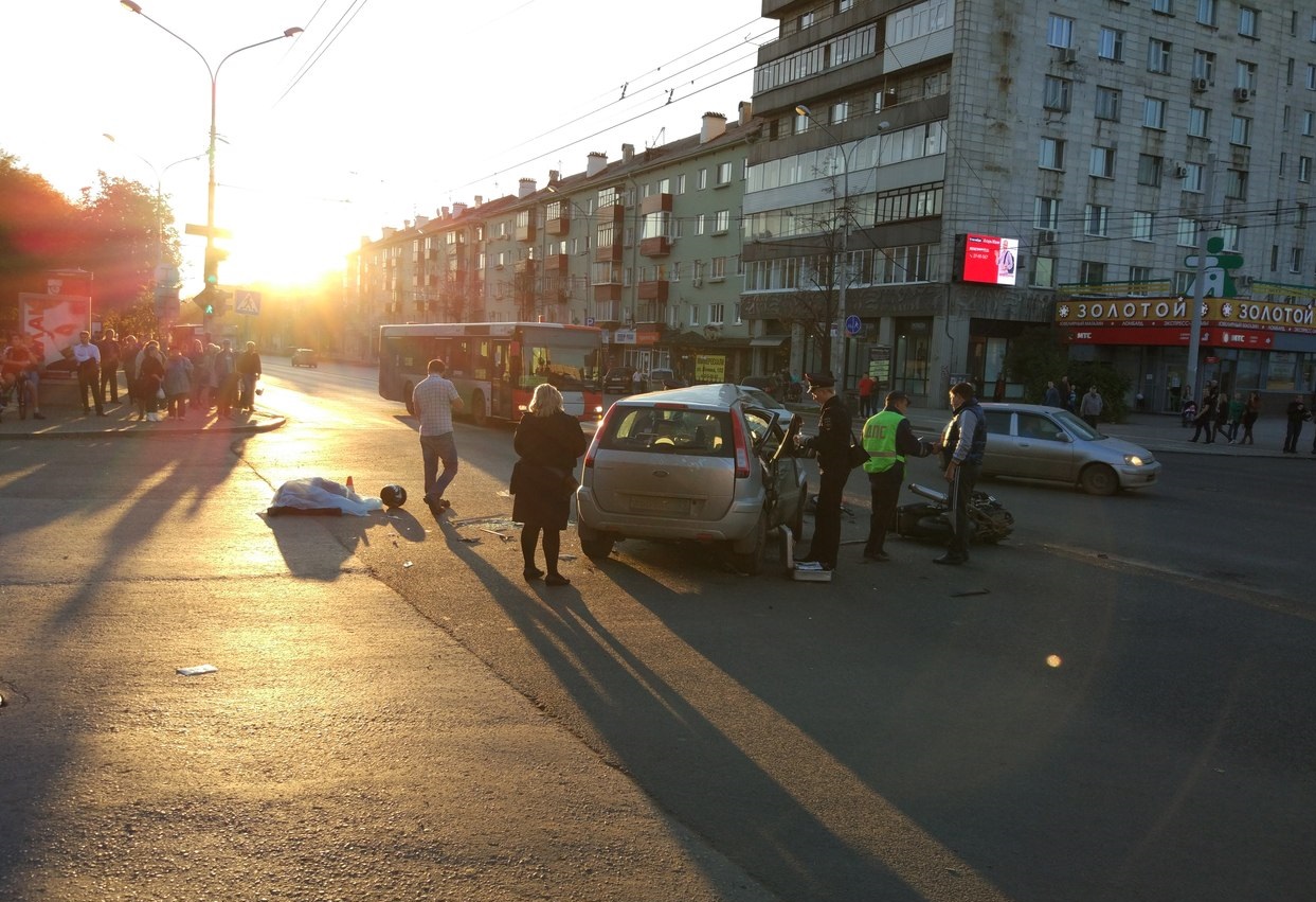 «Хорошо, что не в пешеходов»: ДТП с мотоциклистом в центре Перми попало на камеры