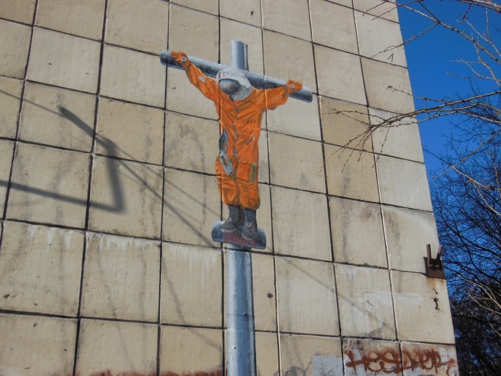 Бригада рабочих уничтожает скандальный стрит-арт "Гагарин.Распятие" в Перми