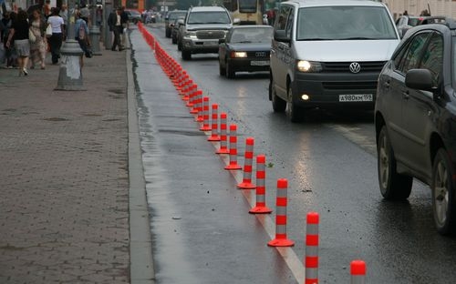 Оранжевые велосипедные столбики снова устанавливают на дорогах Перми