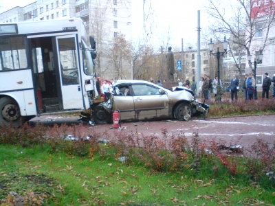 В Перми автобус протаранил более десятка легковых машин