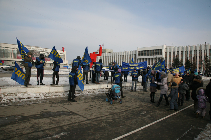 ЛДПР и КПРФ отметили 23 февраля митингами. Фото