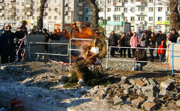 Пермская оппозиция сожгла чиновника-казнокрада. Фото