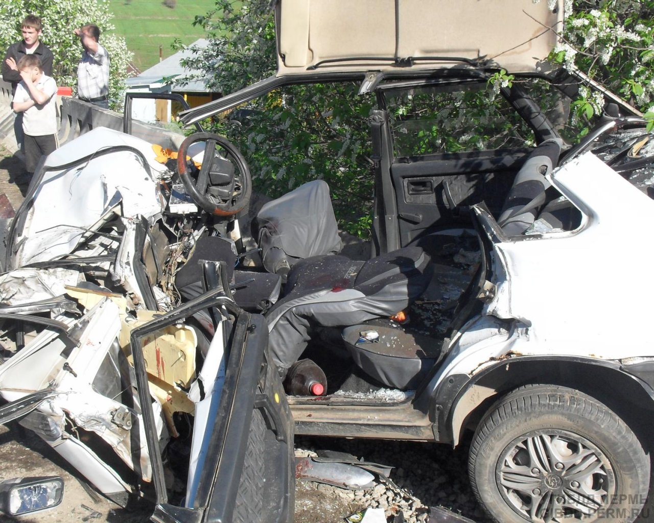 В Пермском крае в результате ДТП с участием Porsche Cayenne пострадало двое детей. Фото