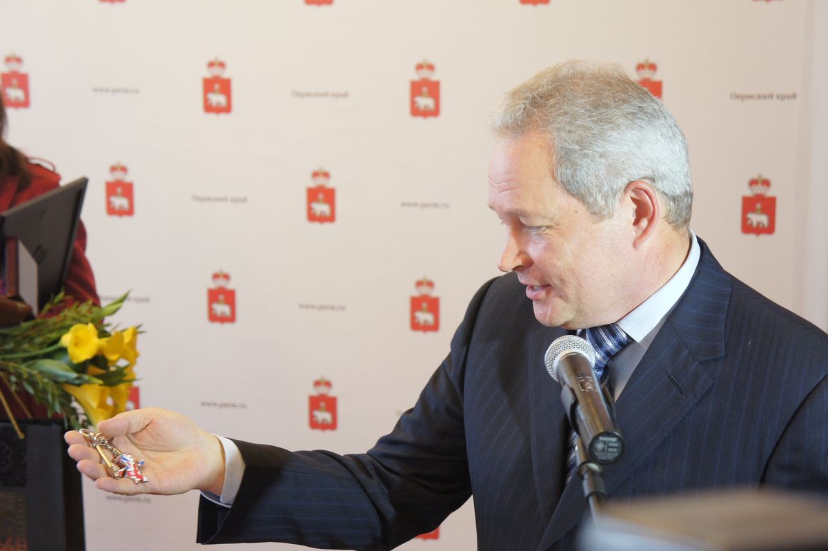 Анастасия Капачинская получила из рук Виктора Басаргина ключи от квартиры. ФОТО