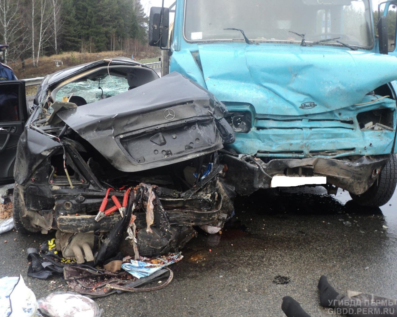 Два человека погибли и четверо госпитализированы в результате ДТП на трассе Пермь — Екатеринбург. ФОТО