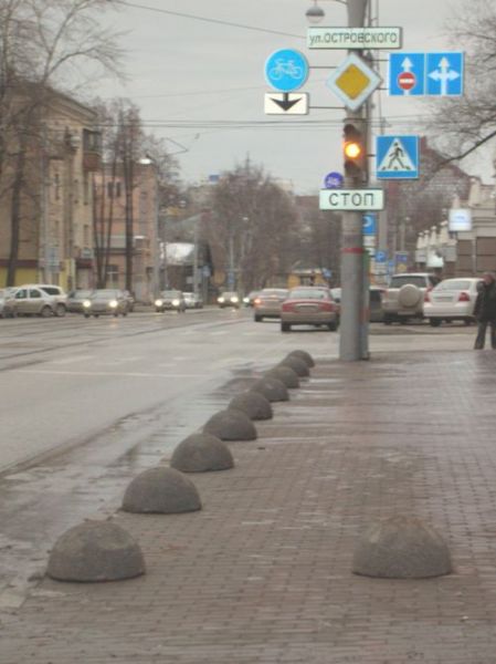 На пермских улицах появятся парковочные столбики и бетонные полусферы