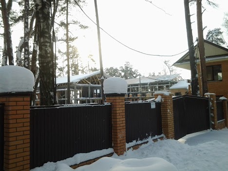 На ул. Кировоградской, 152 в Перми завершено около половины строительных работ по возведению поселка таунхаусов