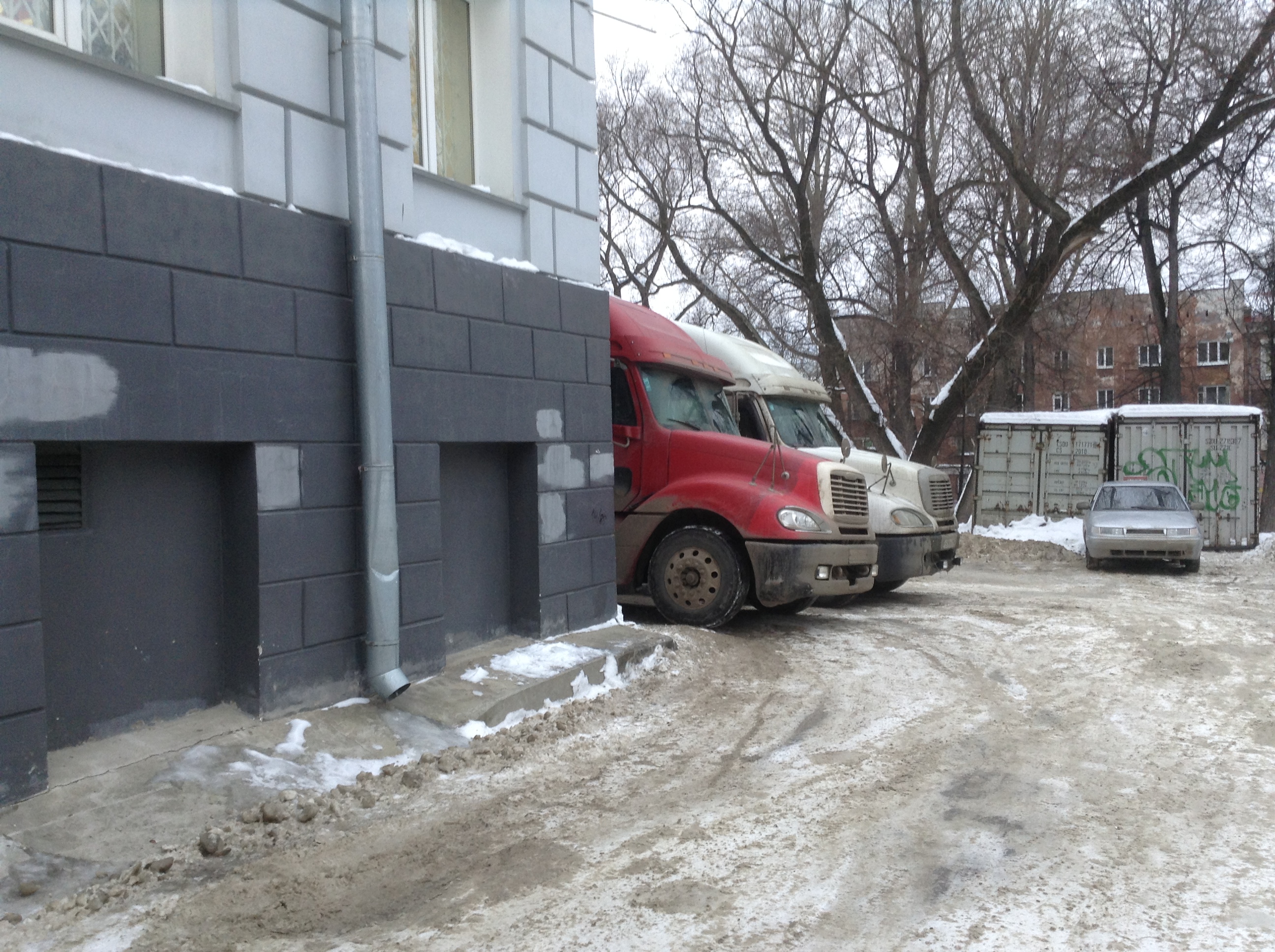 В Пермском оперном театре идет погрузка декораций - ФОТОФАКТ