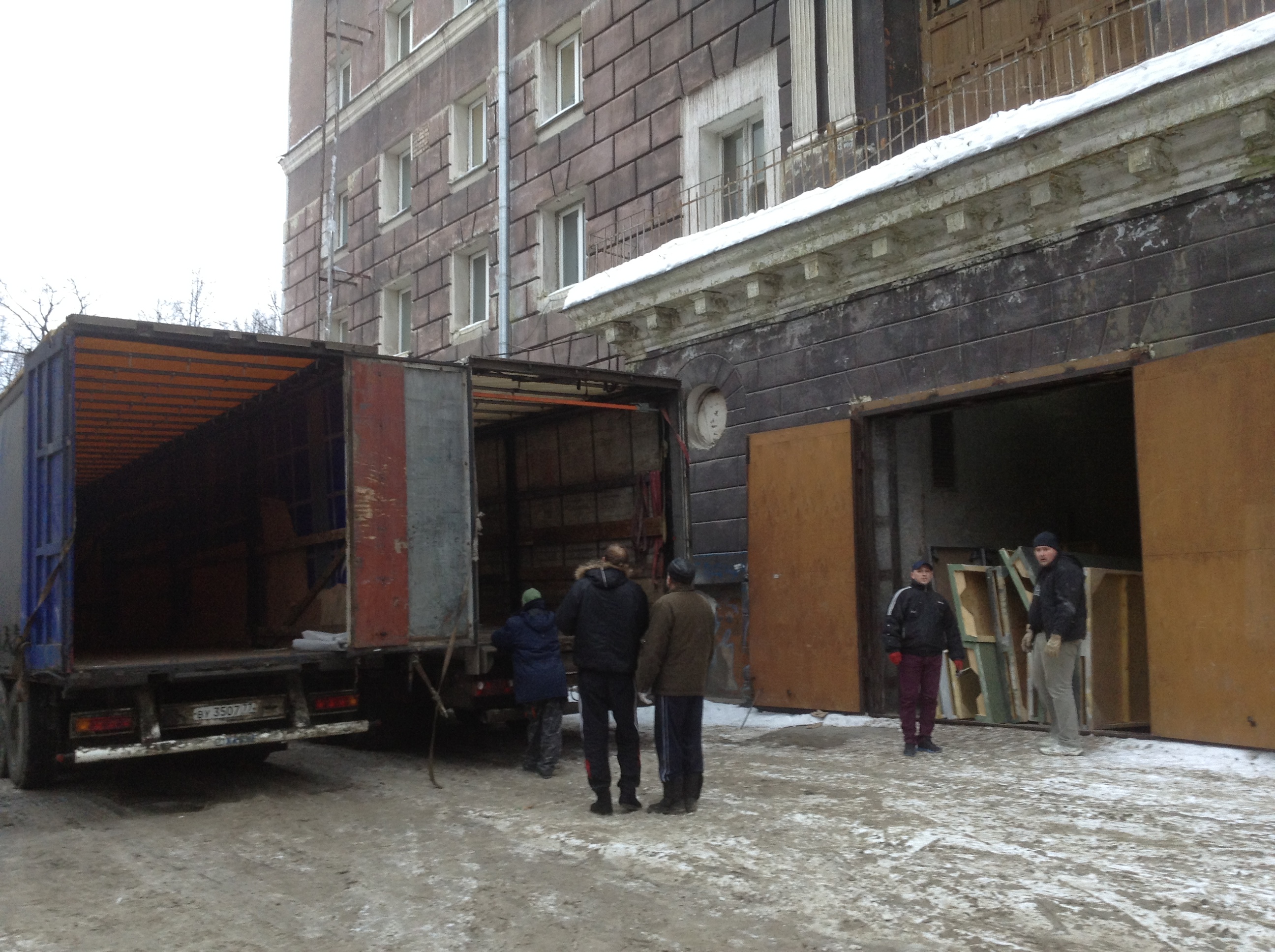 В Пермском оперном театре идет погрузка декораций - ФОТОФАКТ