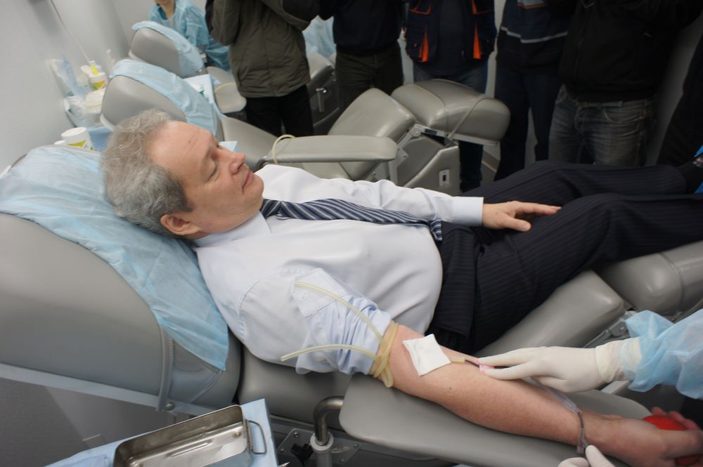 Виктор Басрагин сдал кровь в преддверии Дня донора. ФОТОФАКТ