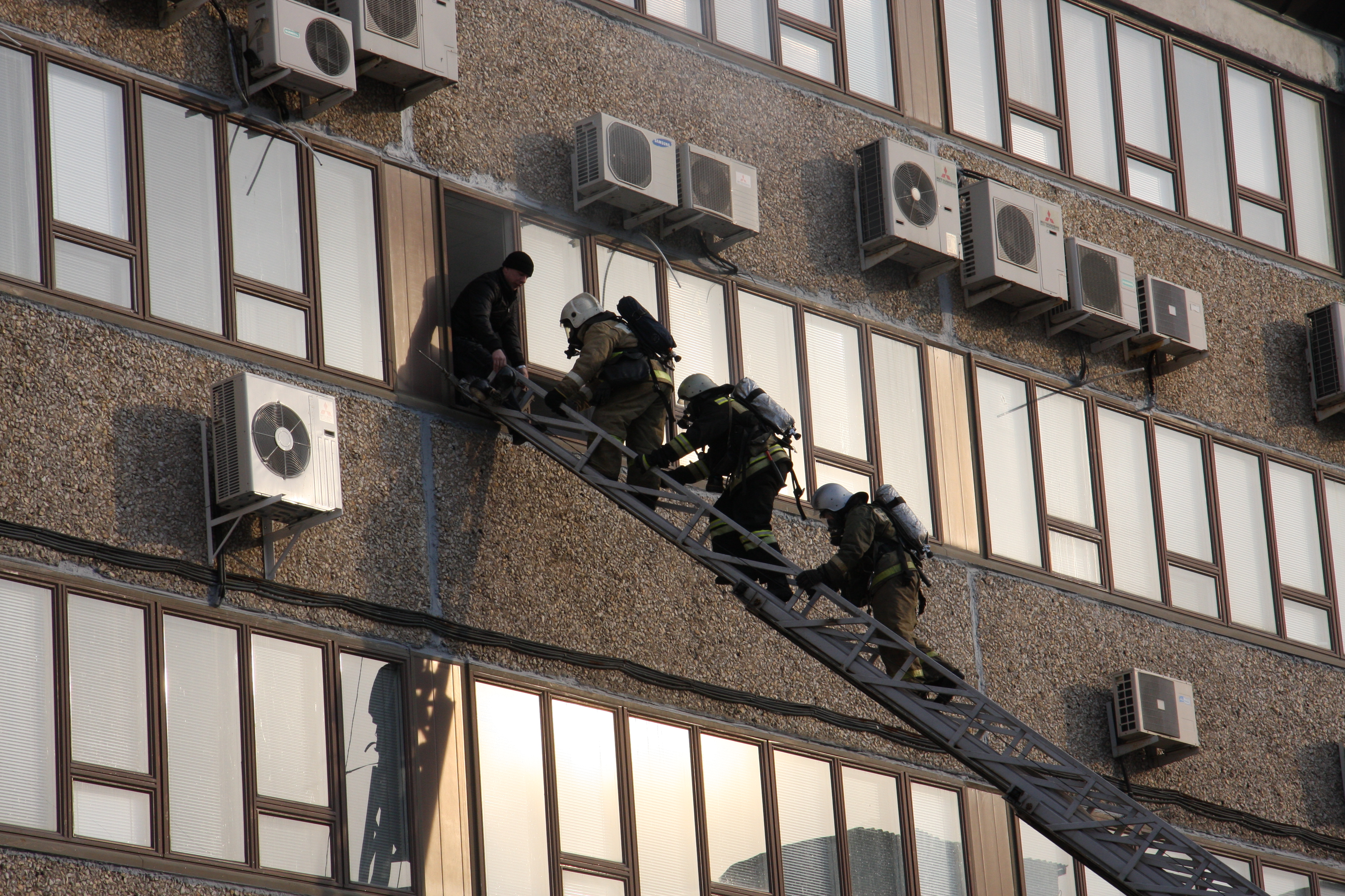 На показательном пожаротушении в Ростелекоме присутствовали пожарные со всего края