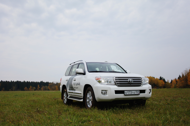 Десерт для гурманов: Илья Баршевский опробовал Land Cruiser 200