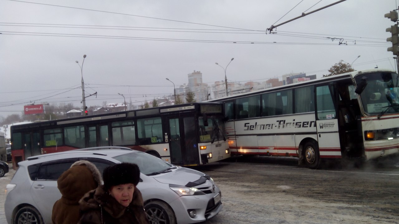 На одной из центральных улиц Перми остановилось движение транспорта из-за столкновения автобусов