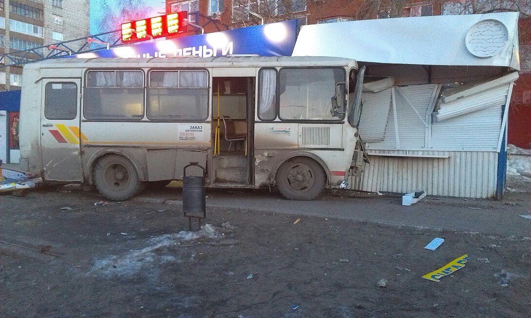 В Перми автобус протаранил торговый павильон