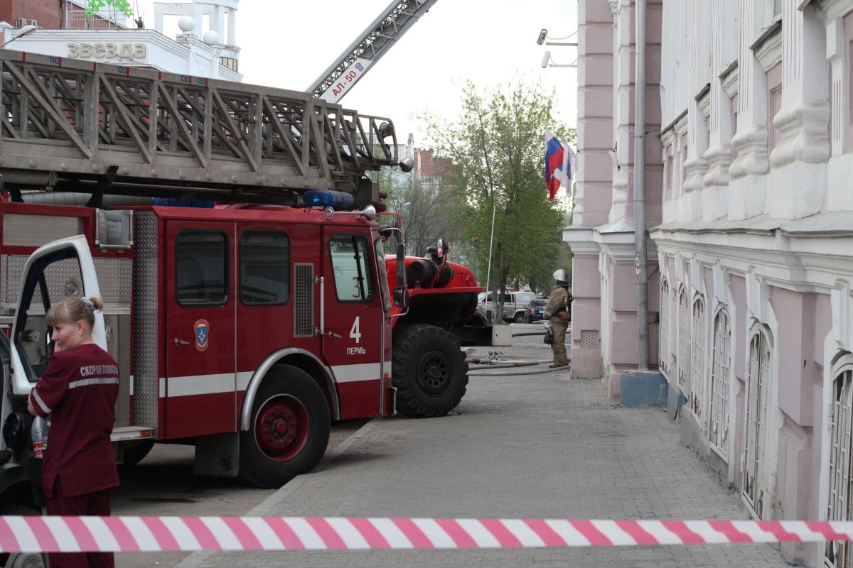 Как тушили пожар в здании Академии культуры. Фоторепортаж «bc»