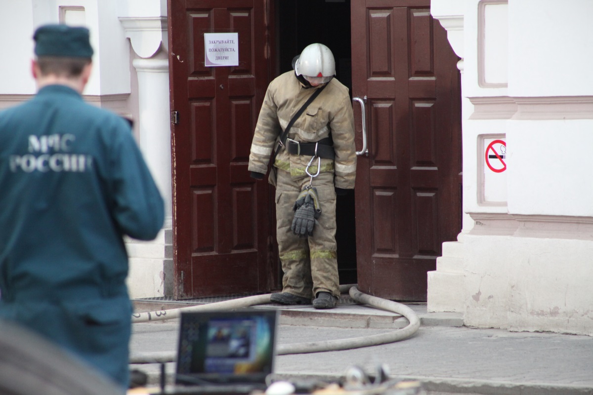 Как тушили пожар в здании Академии культуры. Фоторепортаж «bc»