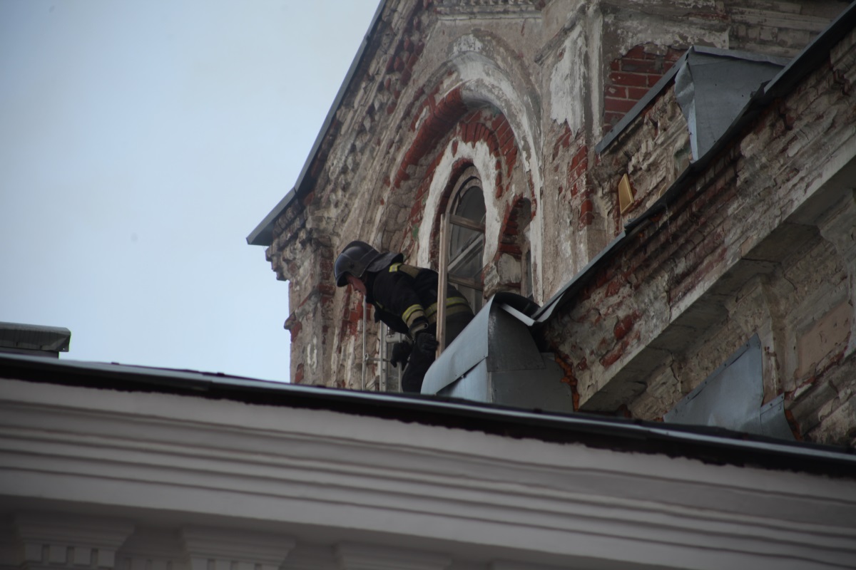 Как тушили пожар в здании Академии культуры. Фоторепортаж «bc»