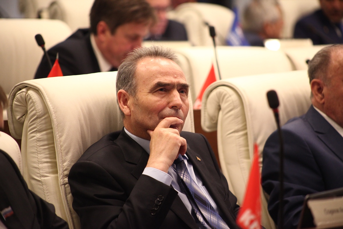 «Правительство кидает из гондолы всё, что можно», – Владимир Корсун