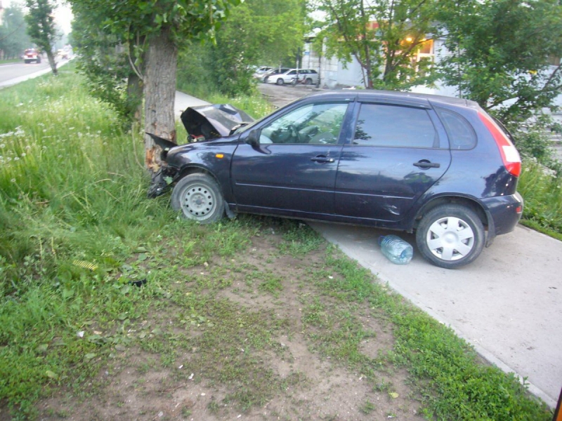В Перми водитель без прав врезался в дерево – трое пострадавших