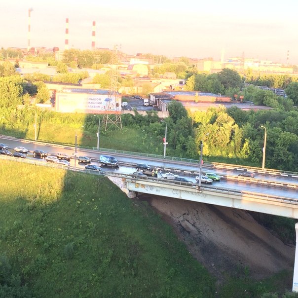 На мосту Стахановская-Чкалова в Перми перевернулся автомобиль