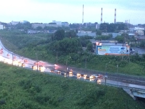 Балкон оторвало. Природные катаклизмы обрушились на Пермь, повредив дома, автомобили и железнодорожные пути