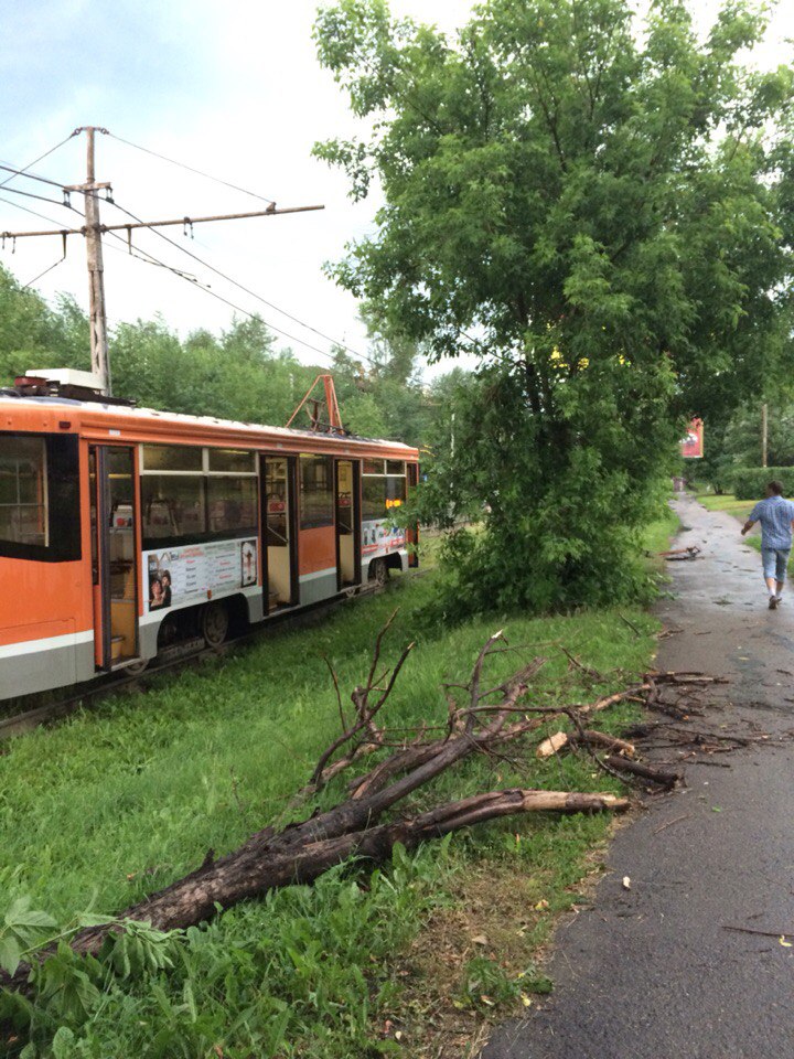 Балкон оторвало. Природные катаклизмы обрушились на Пермь, повредив дома, автомобили и железнодорожные пути