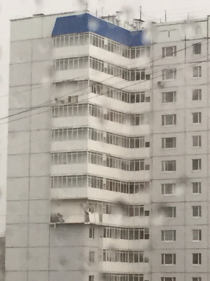 Балкон оторвало. Природные катаклизмы обрушились на Пермь, повредив дома, автомобили и железнодорожные пути