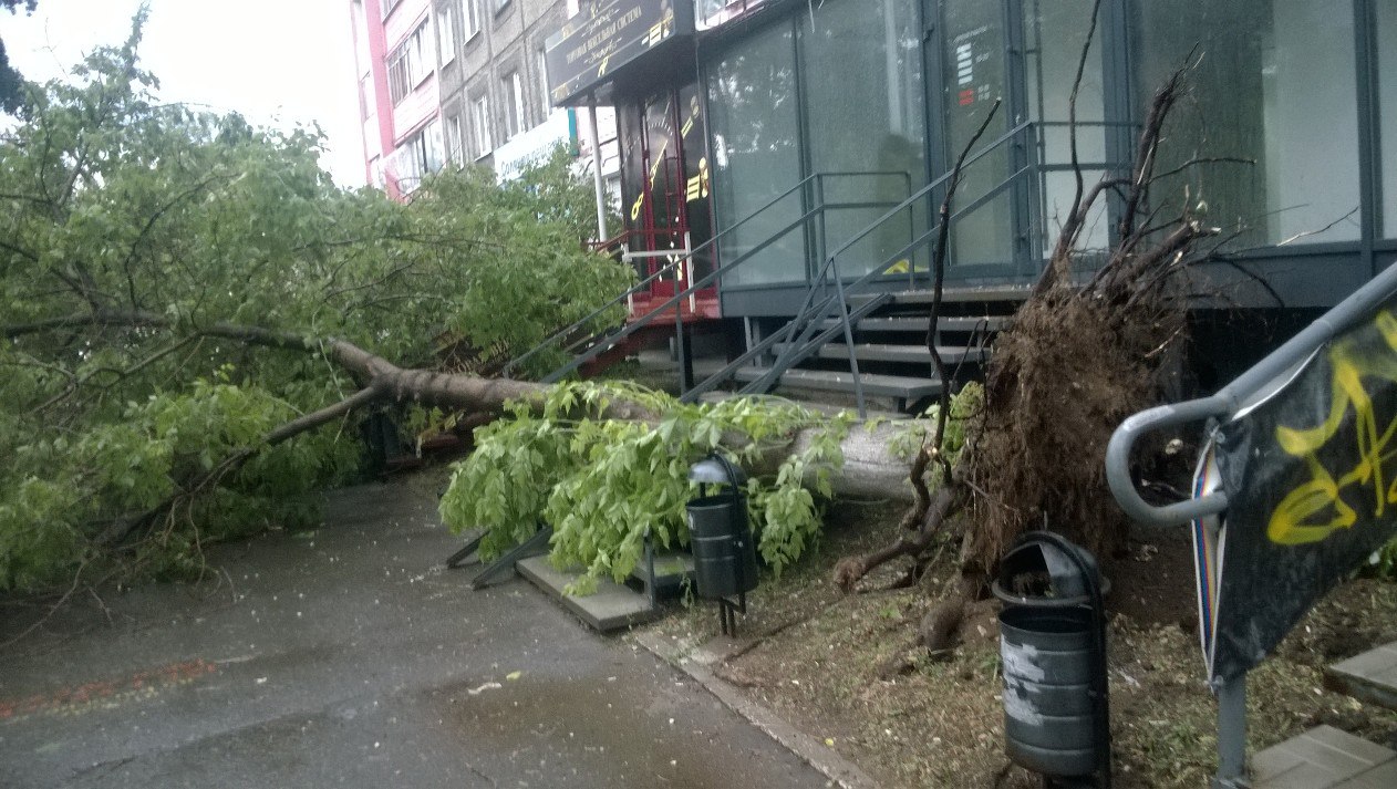 Балкон оторвало. Природные катаклизмы обрушились на Пермь, повредив дома, автомобили и железнодорожные пути