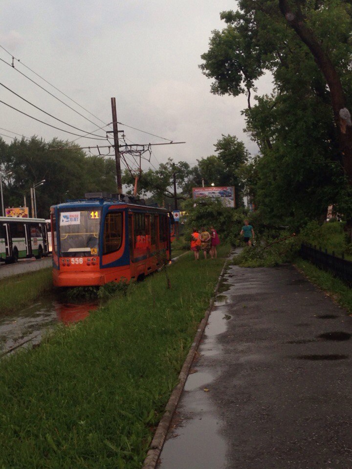 Балкон оторвало. Природные катаклизмы обрушились на Пермь, повредив дома, автомобили и железнодорожные пути