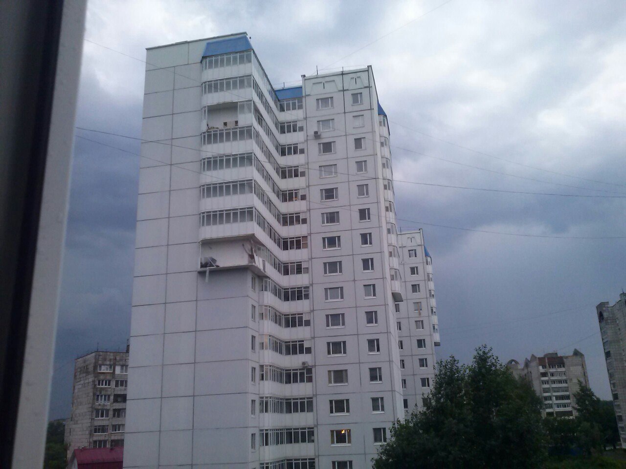 Балкон оторвало. Природные катаклизмы обрушились на Пермь, повредив дома, автомобили и железнодорожные пути