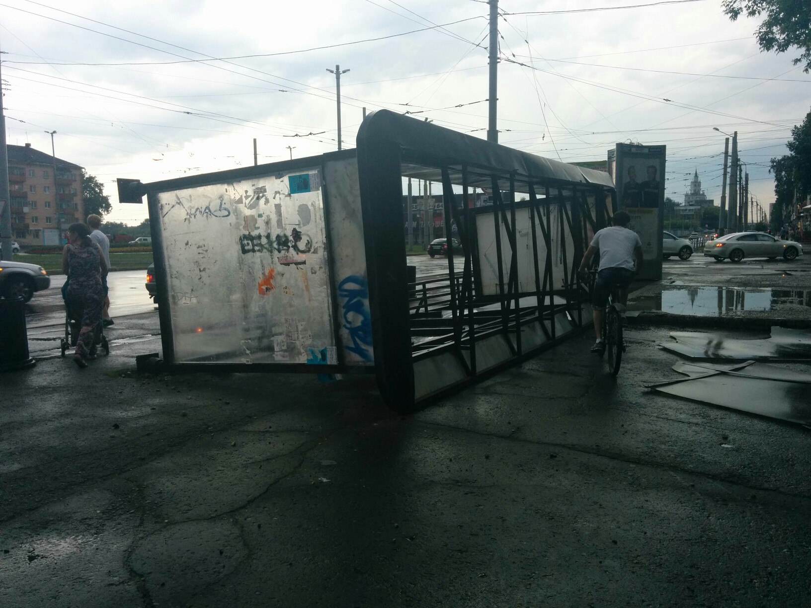 Балкон оторвало. Природные катаклизмы обрушились на Пермь, повредив дома, автомобили и железнодорожные пути