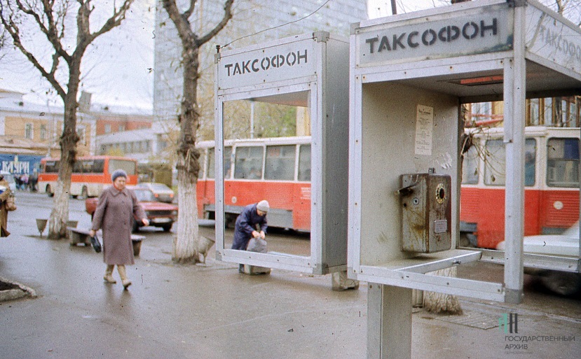 Плачет девочка