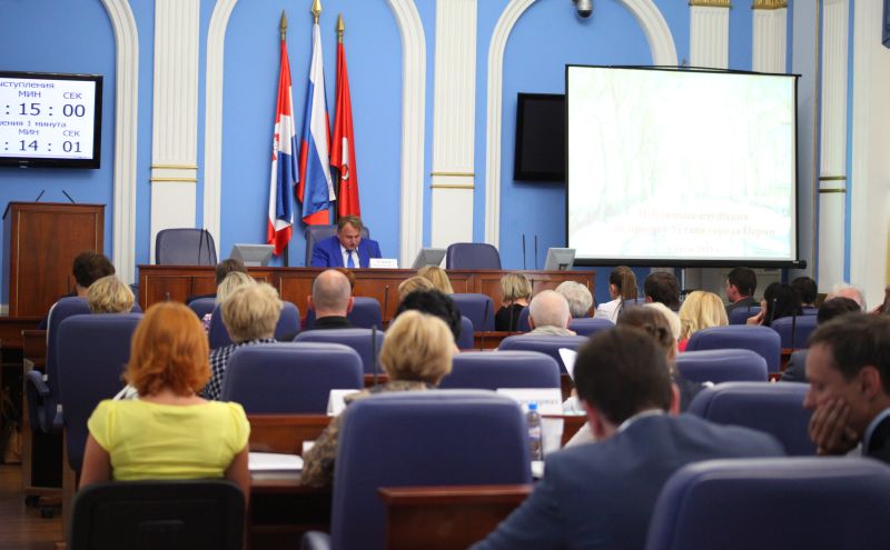 Я Устав, я ухожу. Публичные слушания по проекту нового Устава Перми начал депутат, а закончил футбольный «рефери»