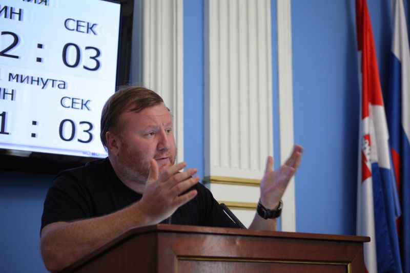 Я Устав, я ухожу. Публичные слушания по проекту нового Устава Перми начал депутат, а закончил футбольный «рефери»