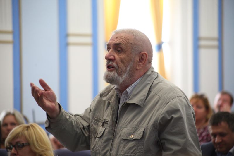 Я Устав, я ухожу. Публичные слушания по проекту нового Устава Перми начал депутат, а закончил футбольный «рефери»