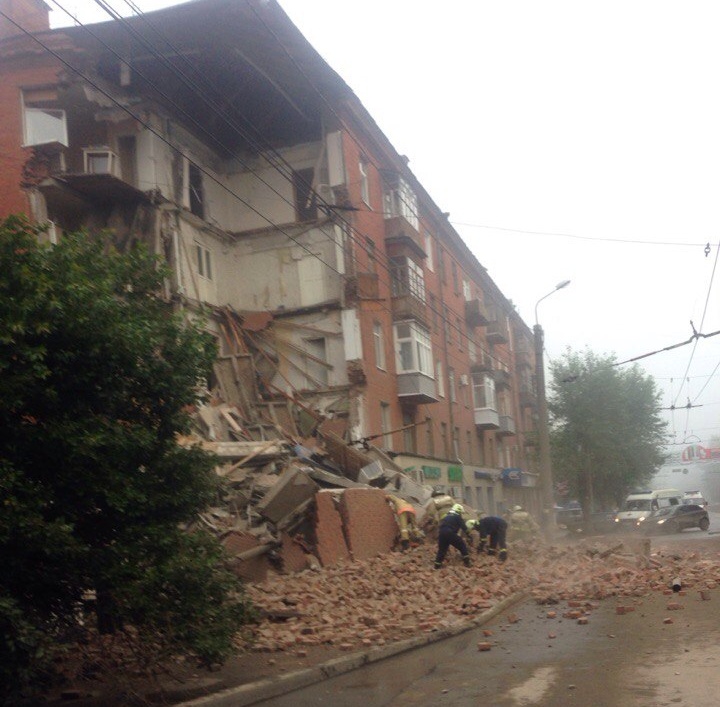 В Cвердловском районе Перми частично обрушился жилой дом. На месте работают спасатели