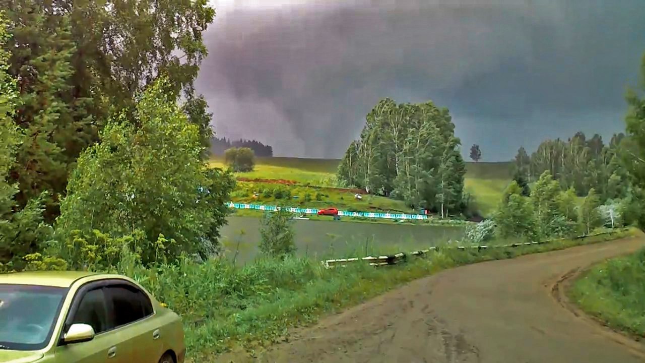 Очевидцы засняли смерч в Нытвенском районе Пермского края