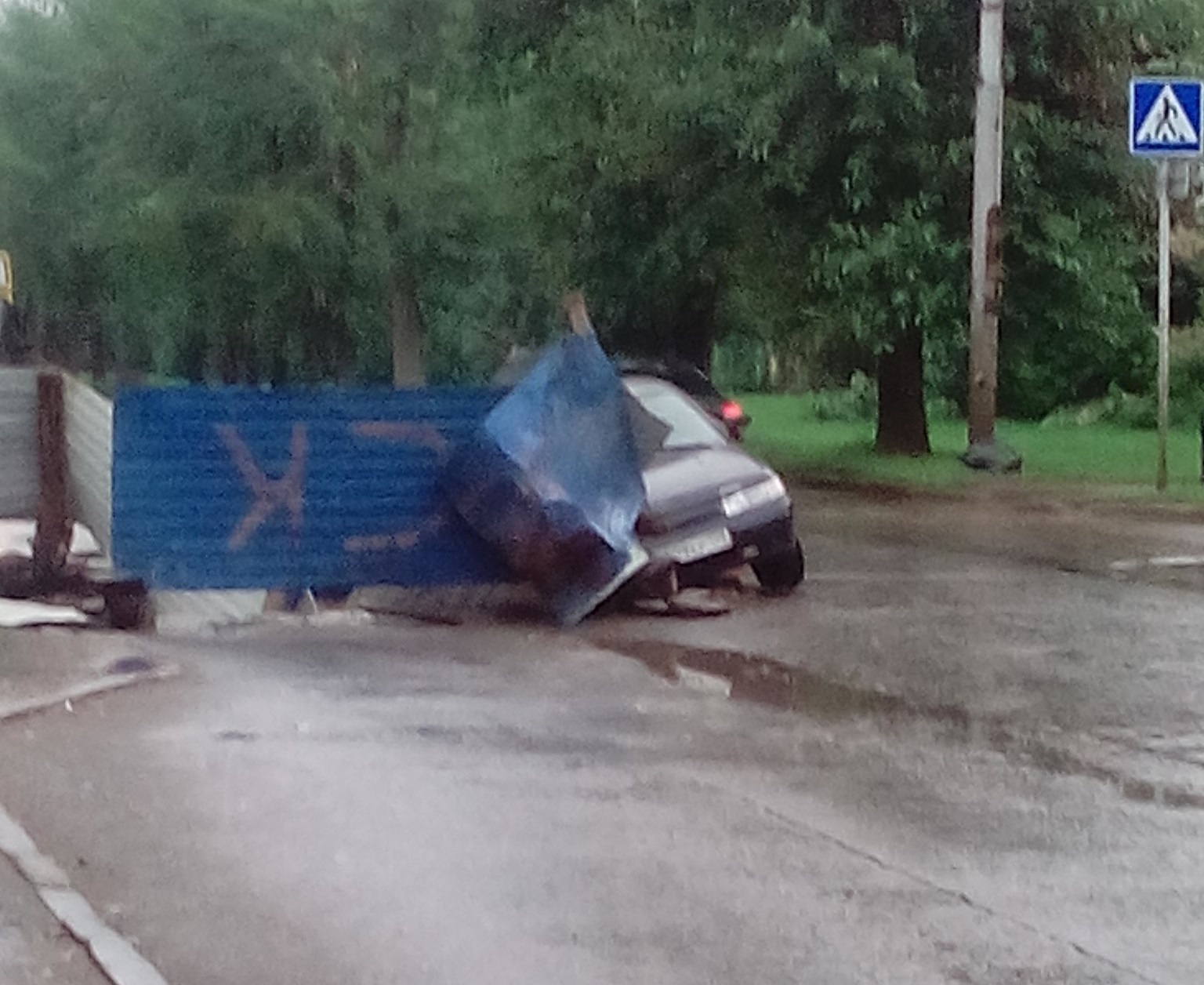В Свердловском районе водитель ВАЗа снес ремонтное ограждение и провалился в яму