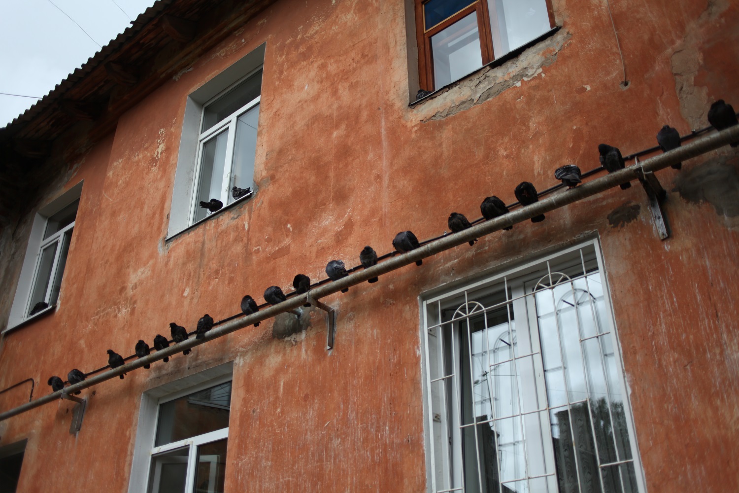 В доме по ул. Нефтяников образовалась сквозная трещина. УК заявляет о необходимости расселения жителей