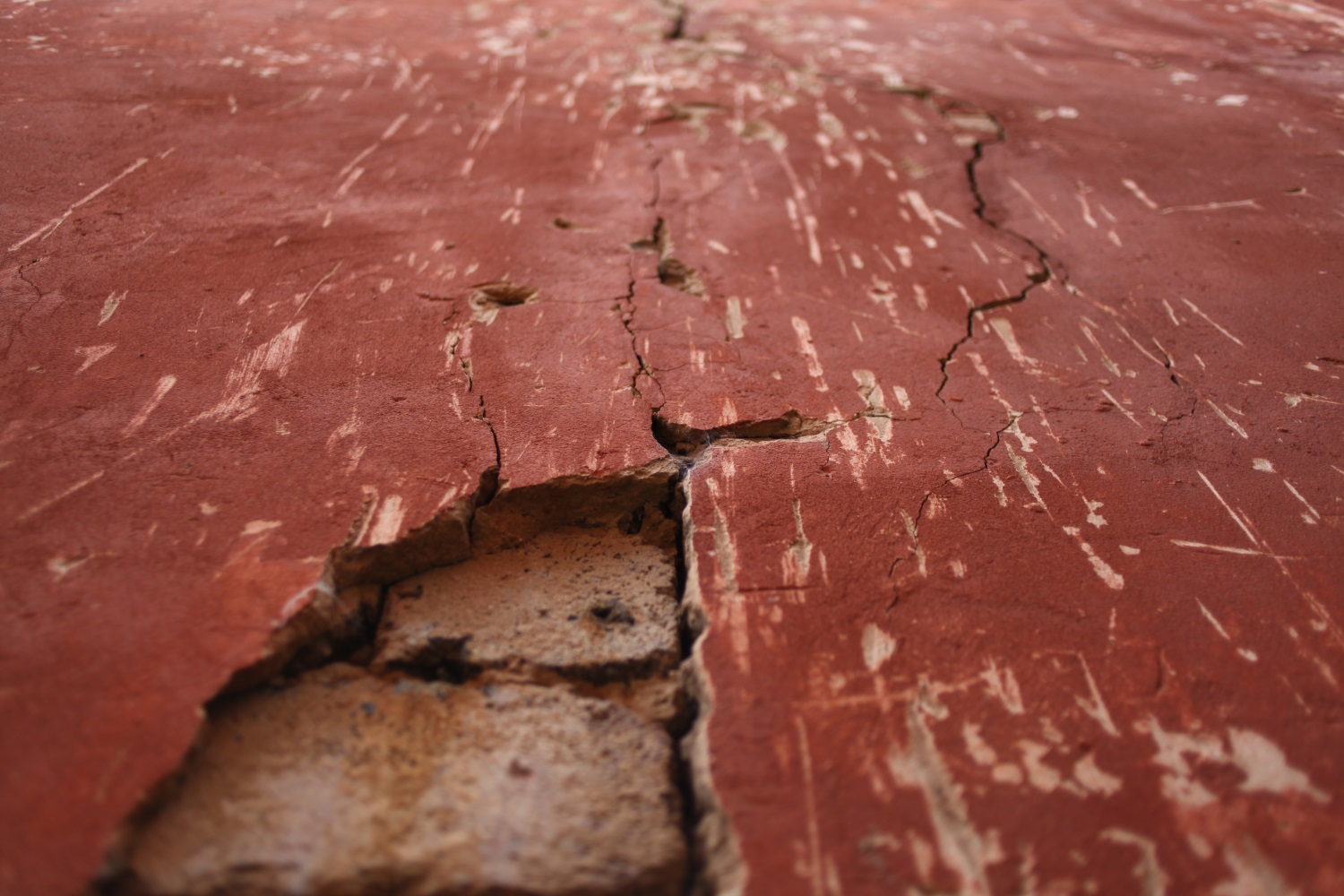 В доме по ул. Нефтяников образовалась сквозная трещина. УК заявляет о необходимости расселения жителей