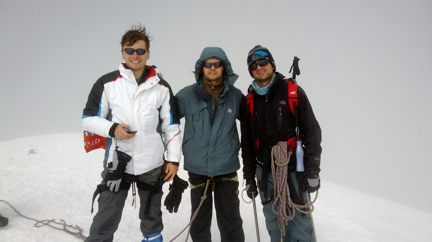 Советник главы Перми Юрий Исаев водрузил флаг города на вершину горы Казбек