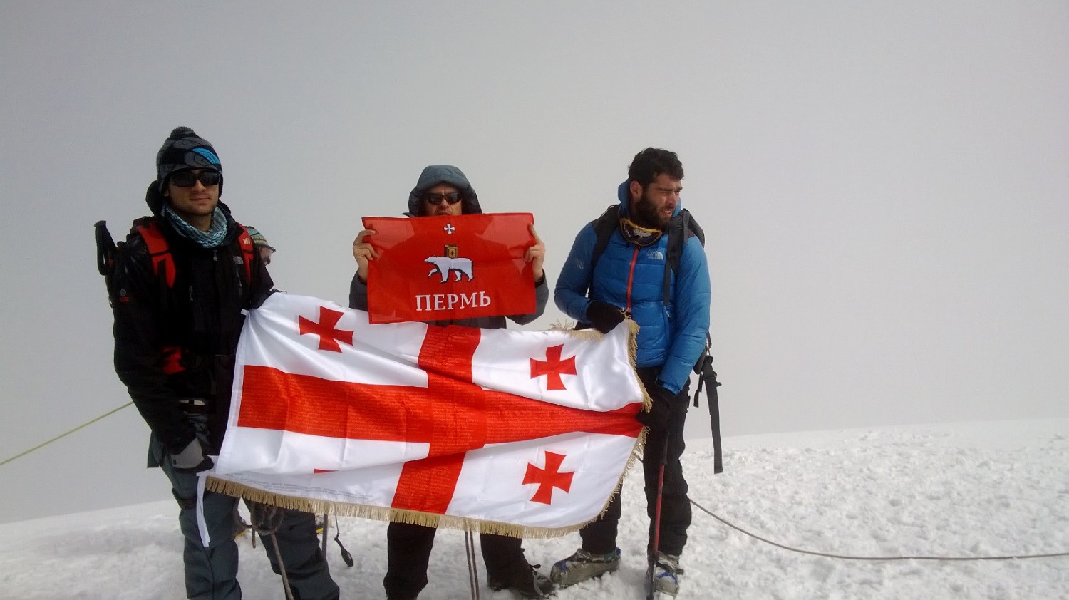 Советник главы Перми Юрий Исаев водрузил флаг города на вершину горы Казбек