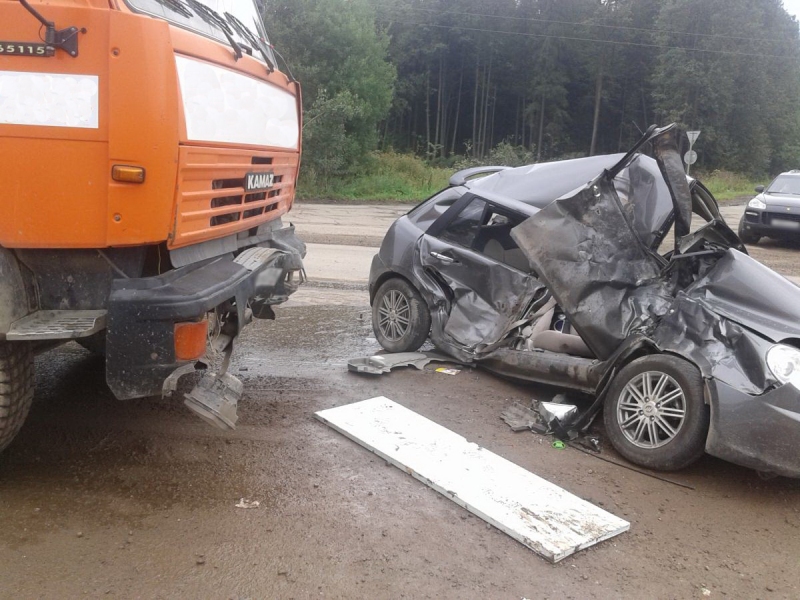 В ДТП с КАМАЗом на Бродовском тракте пострадали два человека