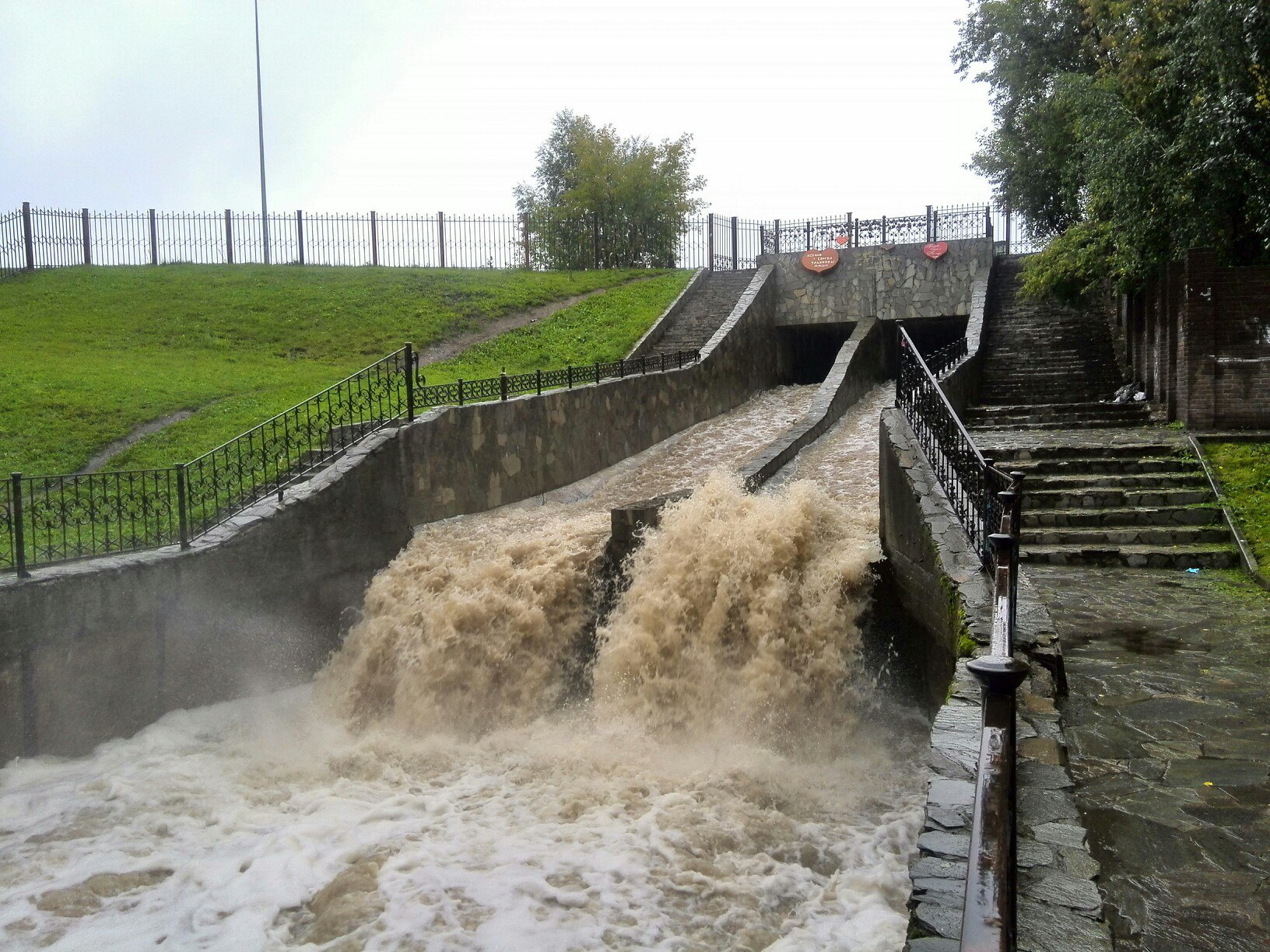 Утонувшая Пермь. Последствия суточного дождя в фотографиях пользователей соцсетей
