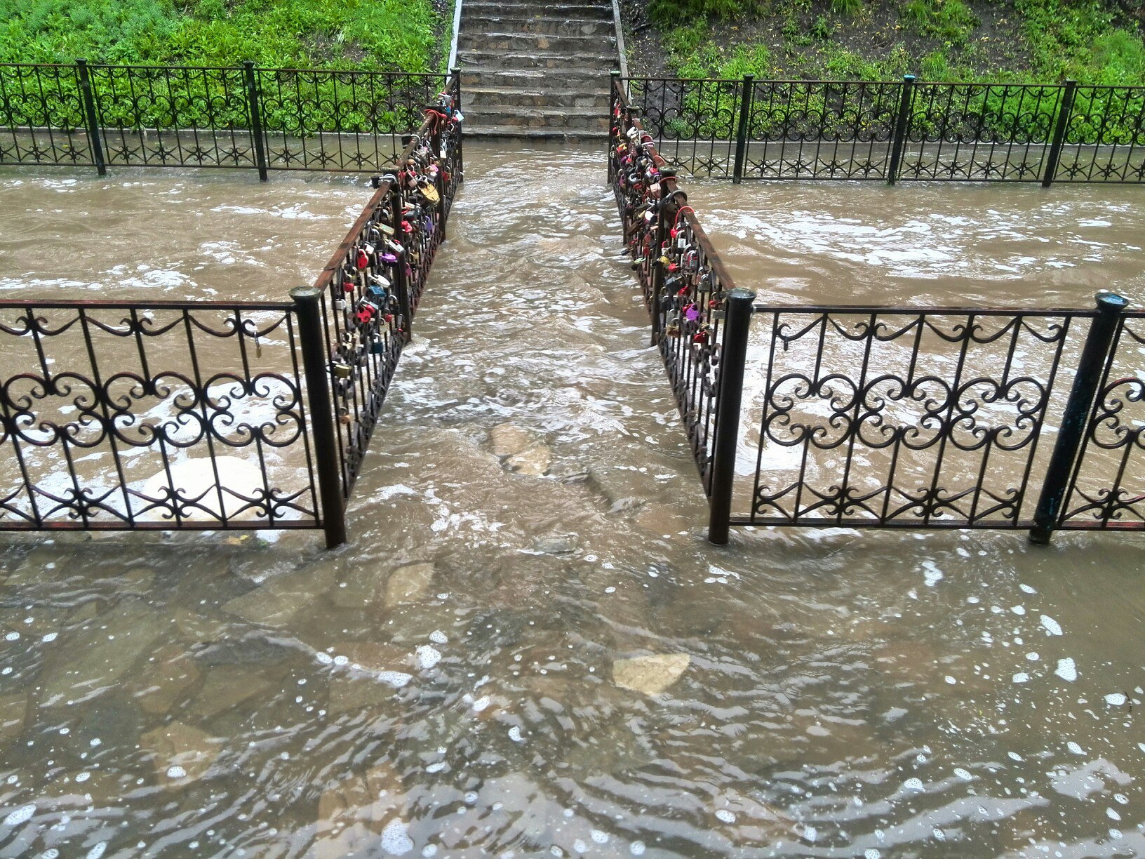 Утонувшая Пермь. Последствия суточного дождя в фотографиях пользователей соцсетей