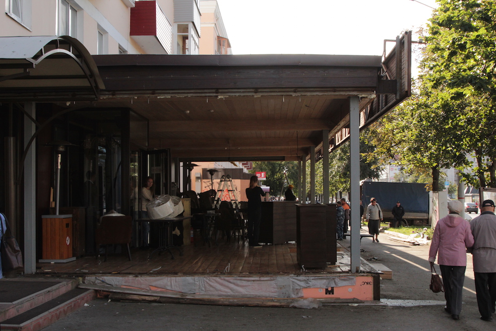 Корень зла: Фотокорреспондент «bc» отправился посмотреть, как идет демонтаж незаконного пристроя к «Кофе-Сити»